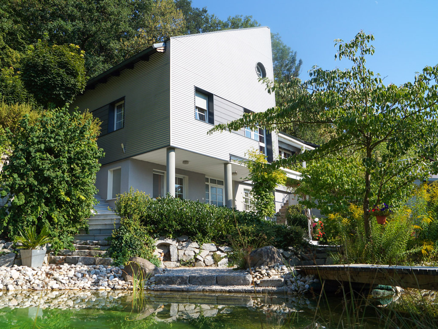 Architekten-Villa mit Schwimmteich & Grün-Oase!