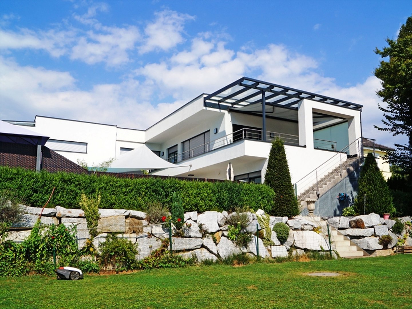 Villa am Froschberg: Exklusiv, modern & großzügig