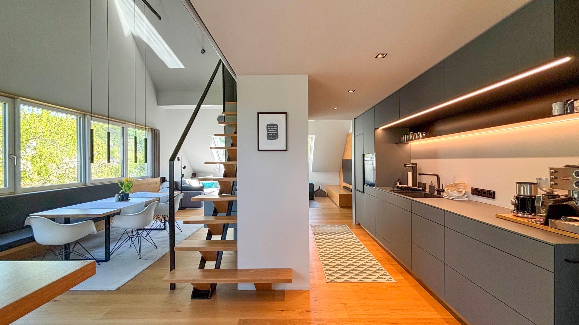 Eleganz trifft Natur: Designer Penthouse. Ausblick. Stadtnah.