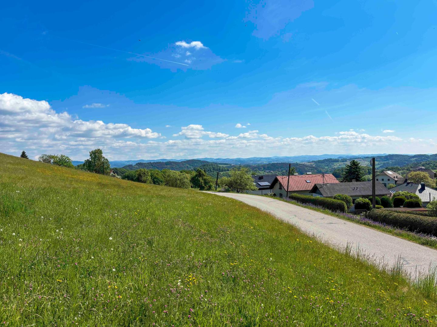 Sonniger Rückzugsort: Grundstück mit Wochenendhaus nahe Linz.