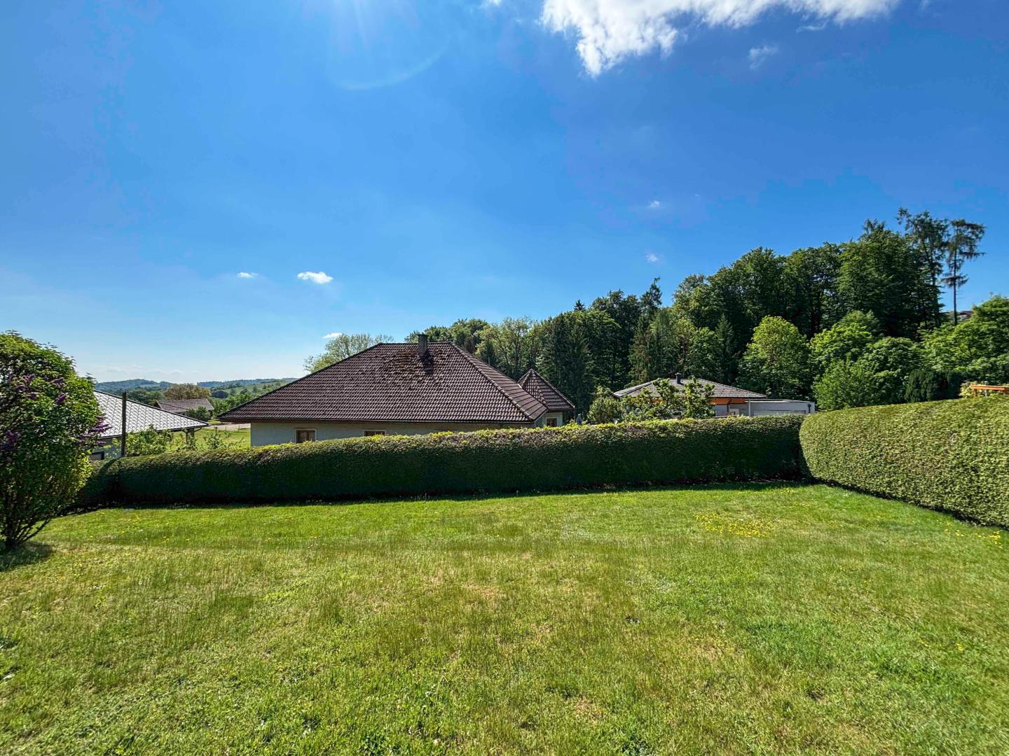 Sonniger Rückzugsort: Grundstück mit Wochenendhaus nahe Linz.