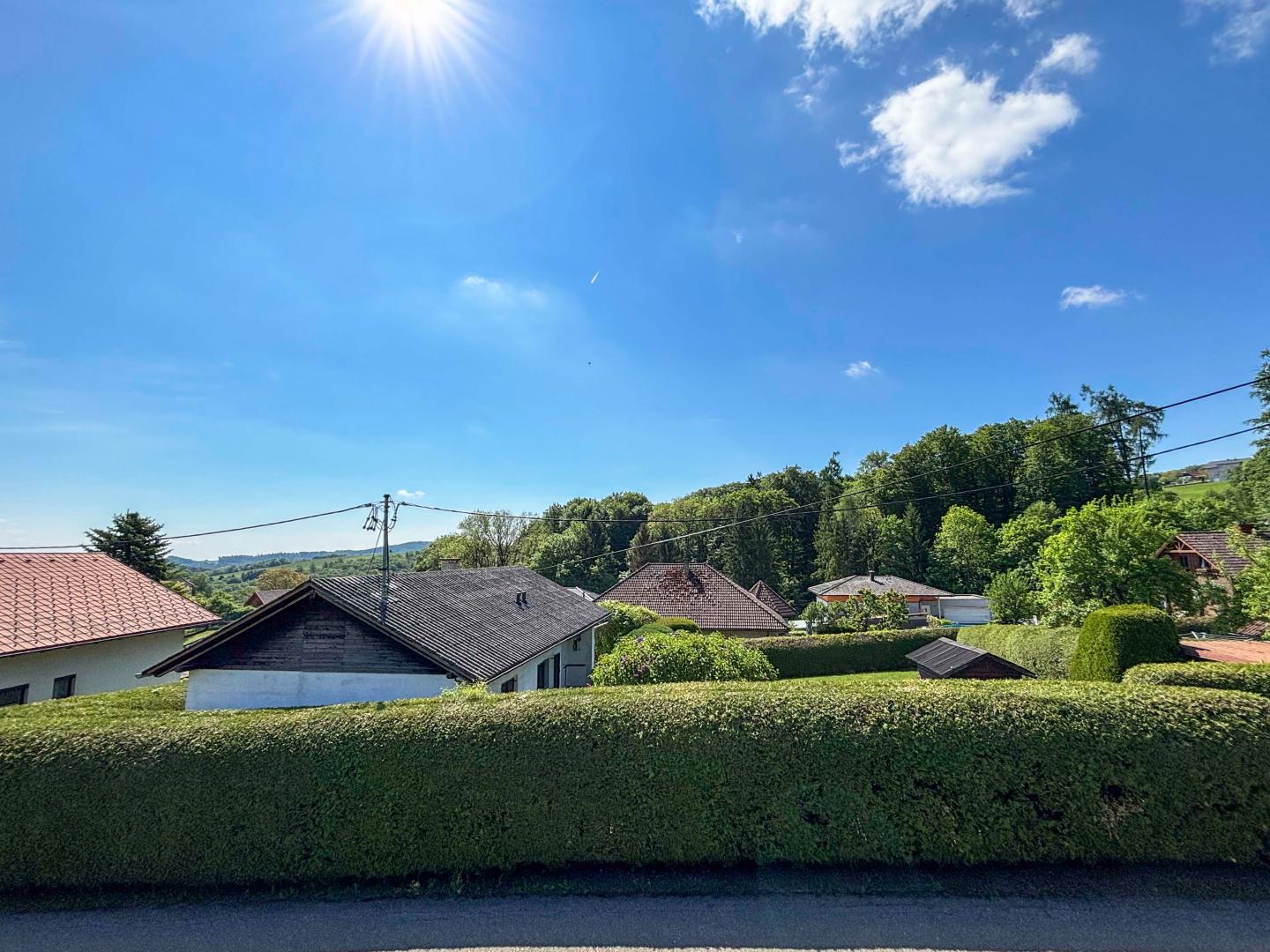 Sonniger Rückzugsort: Grundstück mit Wochenendhaus nahe Linz.