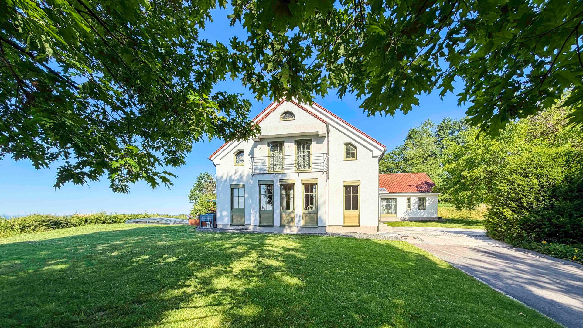 Villa: Alleinlage im Gefühl. Stadtnähe im Alltag