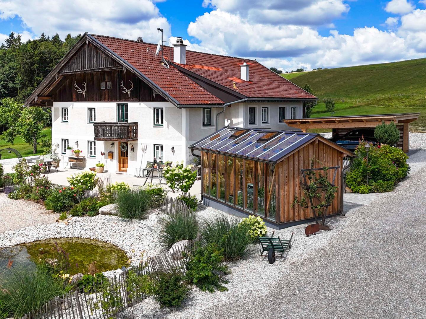 Land & Gut: Historisch & Modern in arrondierter Alleinlage.