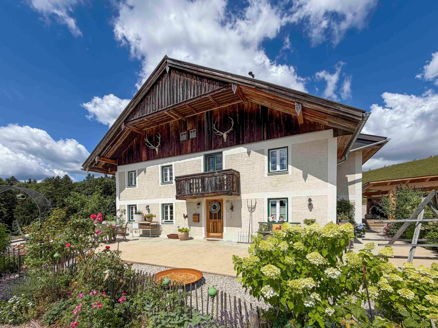 Land & Gut: Historisch & Modern in arrondierter Alleinlage.