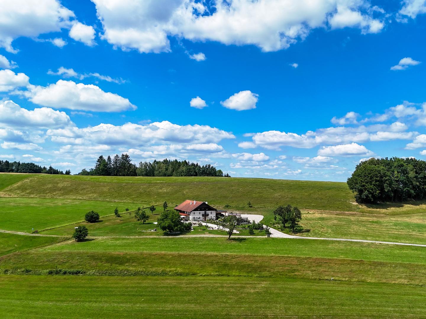 Land & Gut: Historisch & Modern in arrondierter Alleinlage.