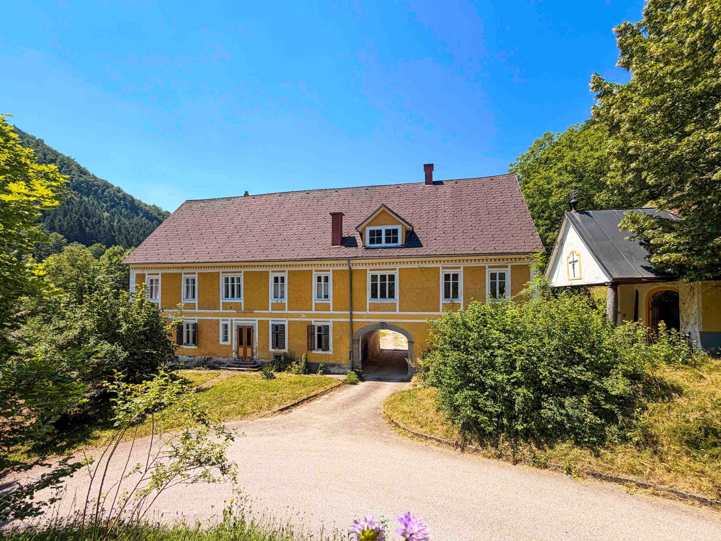 Land & Gut: Herrschaftlicher Gutshof. Eingebettet in der Natur des Ennstals.