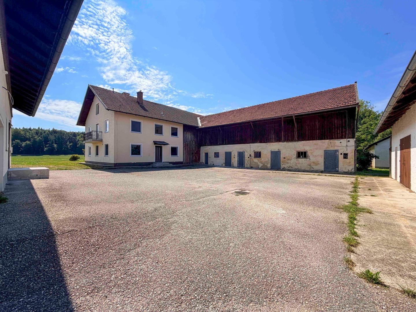 Land & Gut: Solide Hofstelle mit arrondierten Flächen in Endlage