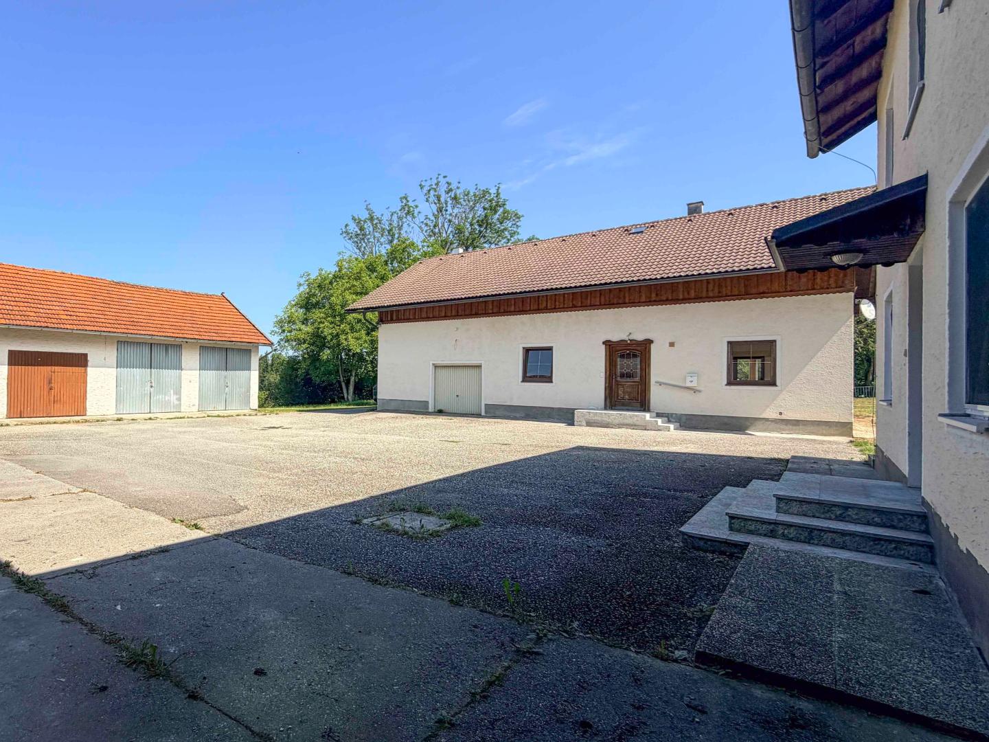 Land & Gut: Solide Hofstelle mit arrondierten Flächen in Endlage