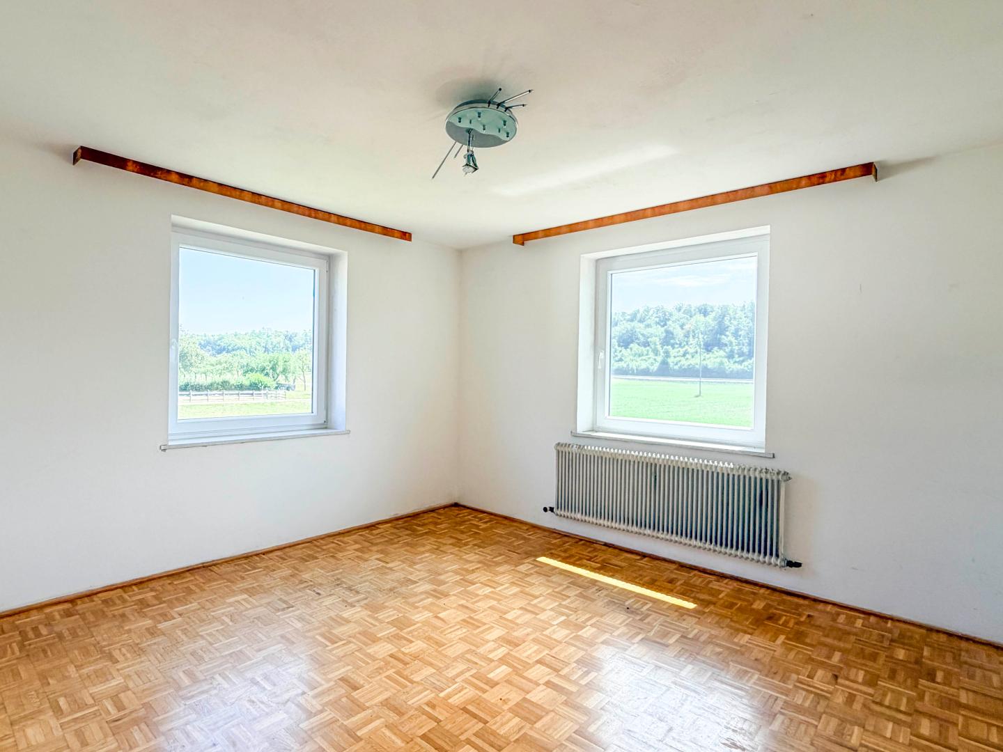 Land & Gut: Solide Hofstelle mit arrondierten Flächen in Endlage