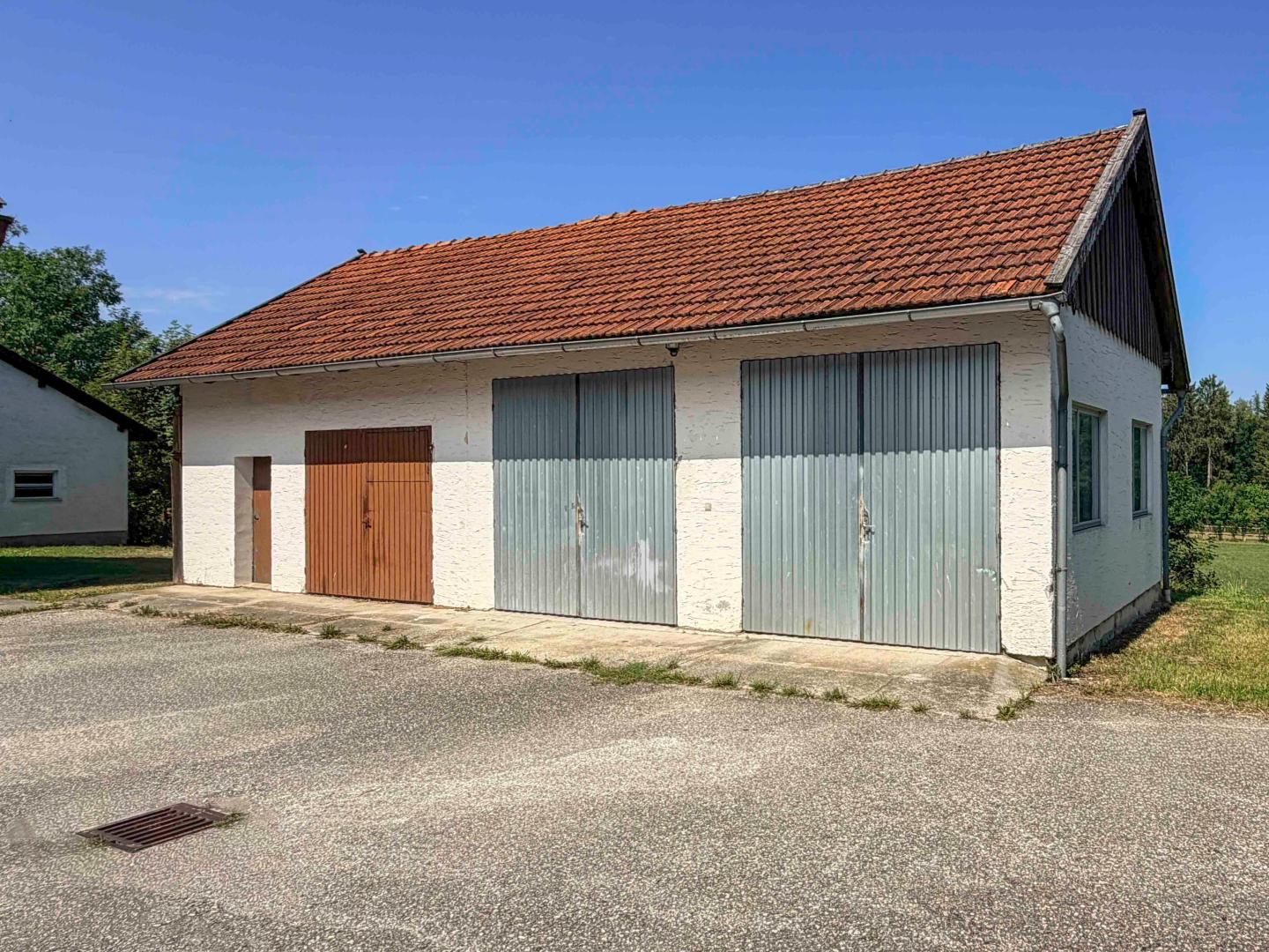 Land & Gut: Solide Hofstelle mit arrondierten Flächen in Endlage