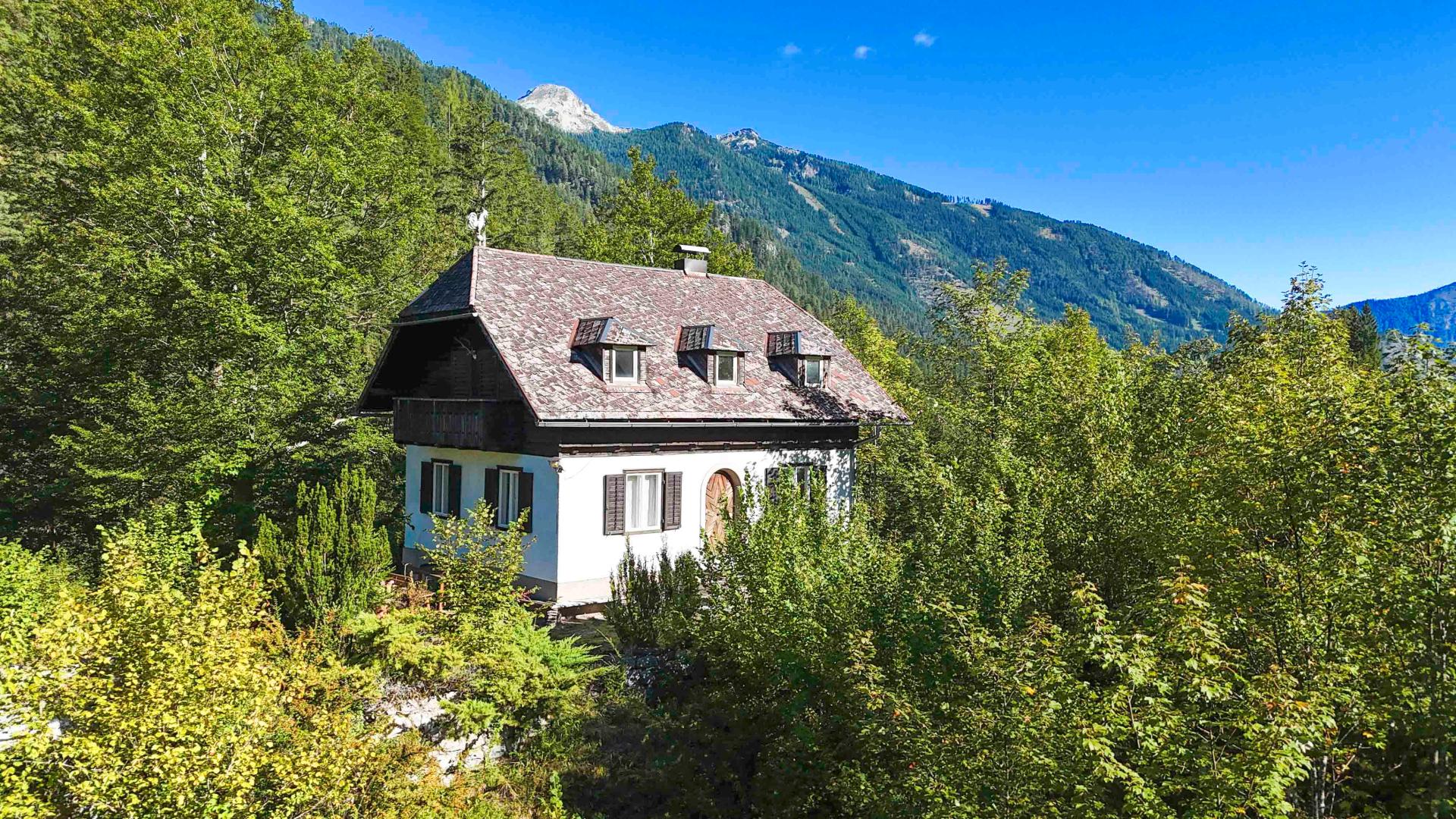 Land & Gut: Forsthaus in Allein- & Hügelkopflage mit Kaiserblick