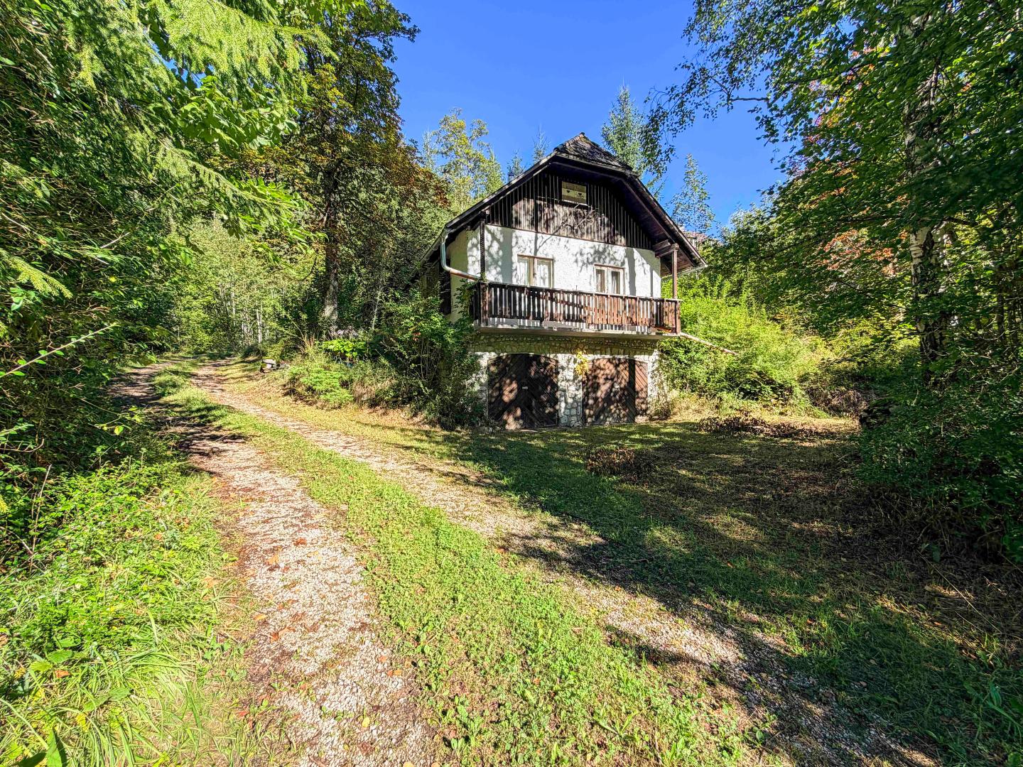 Land & Gut: Forsthaus in Allein- & Hügelkopflage mit Kaiserblick