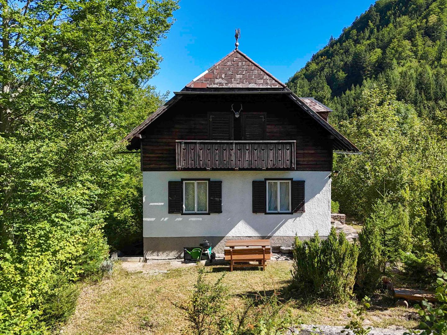 Land & Gut: Forsthaus in Allein- & Hügelkopflage mit Kaiserblick