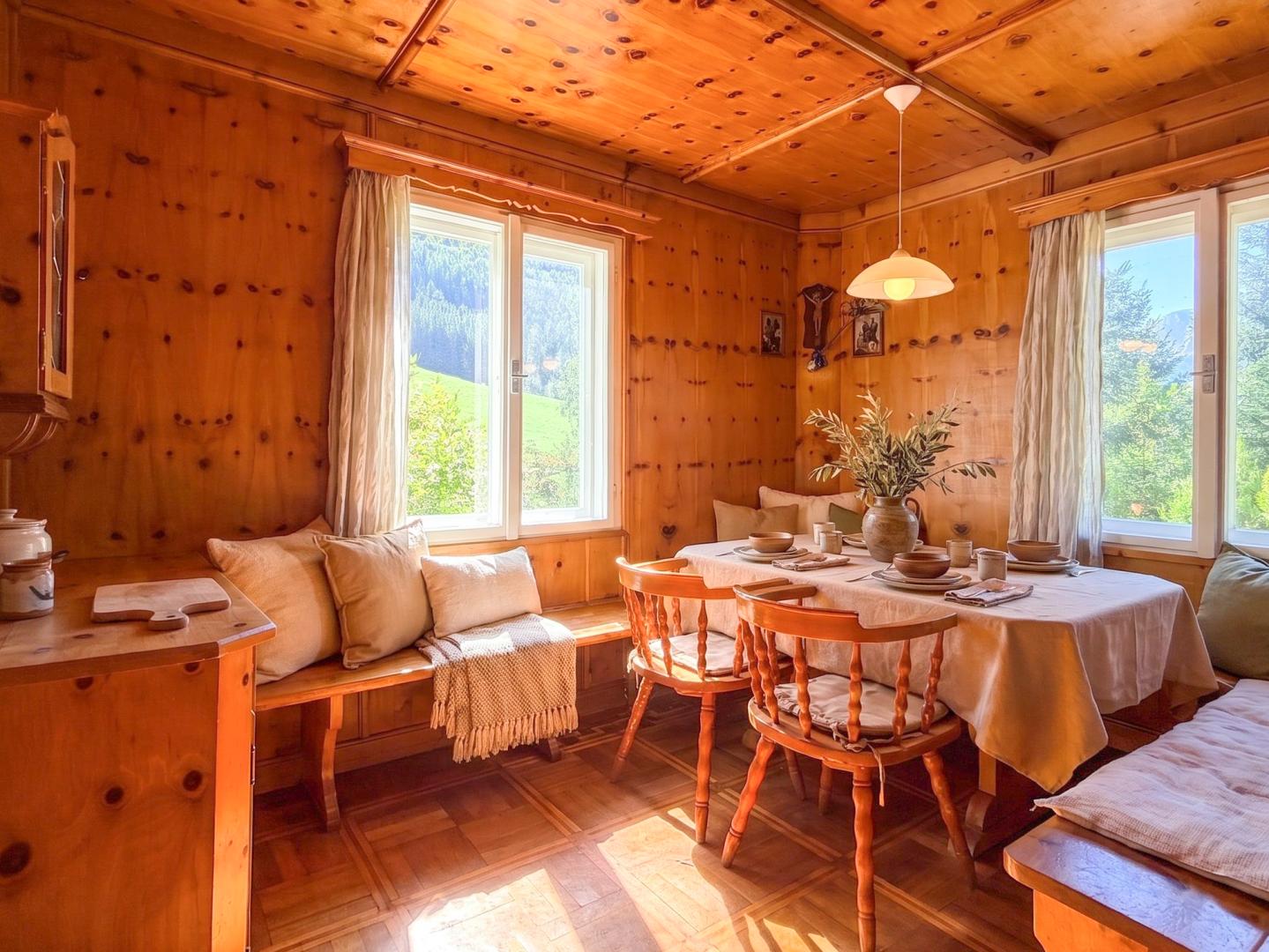 Land & Gut: Forsthaus in Allein- & Hügelkopflage mit Kaiserblick