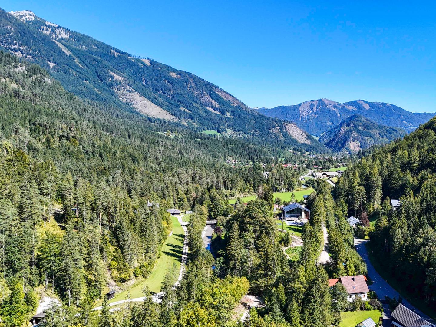 Land & Gut: Forsthaus in Allein- & Hügelkopflage mit Kaiserblick
