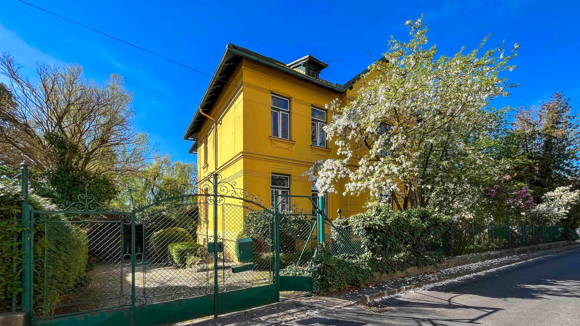 Jahrhundertwende-Juwel: Jugendstil-Stadthaus mit privatem Park.